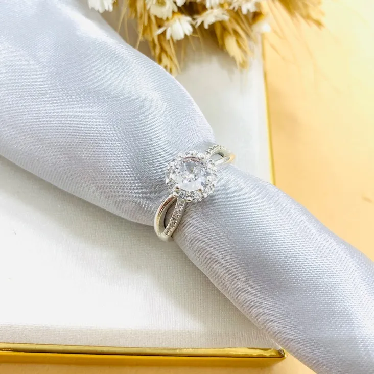 Anel  flor de zirconias prata