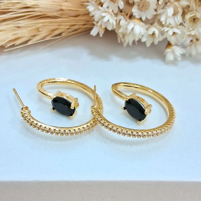 Brinco argola cravejada com zircônia preta