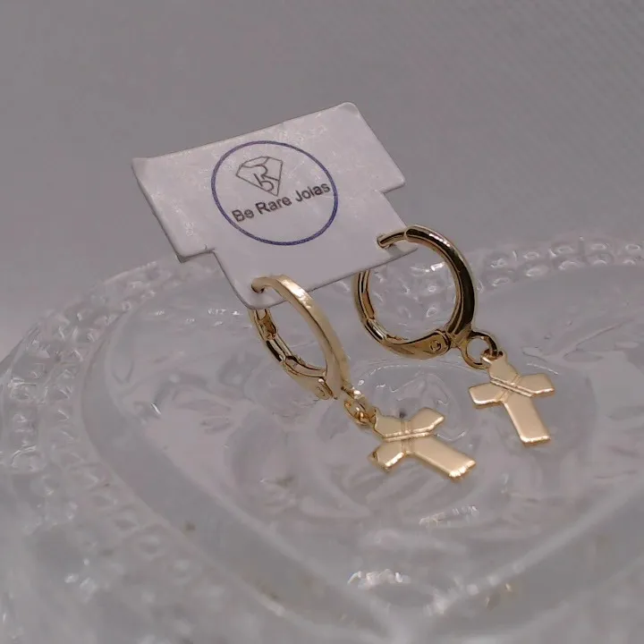 Brinco argolinha com cruz especial
