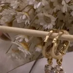 Brinco argolinha com zircônia 