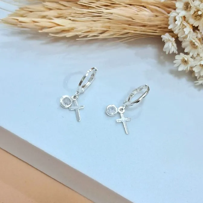Brinco argolinha cruz com ponto de luz prata