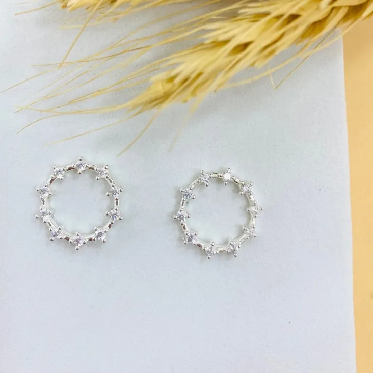 Brinco círculo com zircônias nas bordas prata