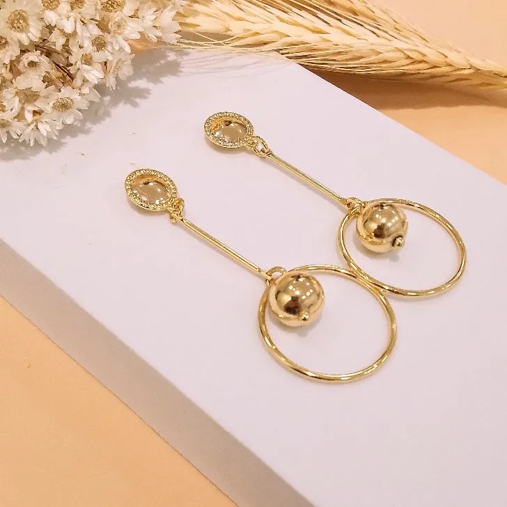 Brinco círculo vazado com bolinha charme