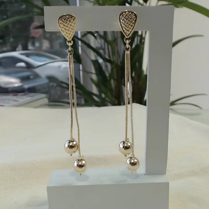 Brinco duas bolinhas sob corrente