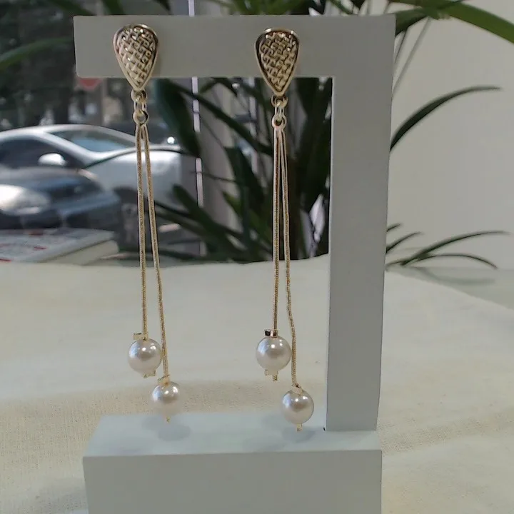 Brinco duas pérolas sob corrente