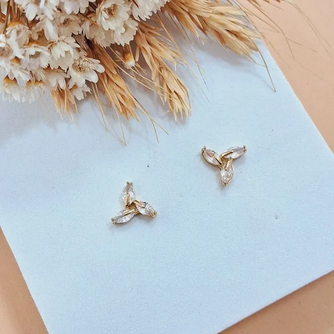Brinco flor três pétalas de zircônia cristal