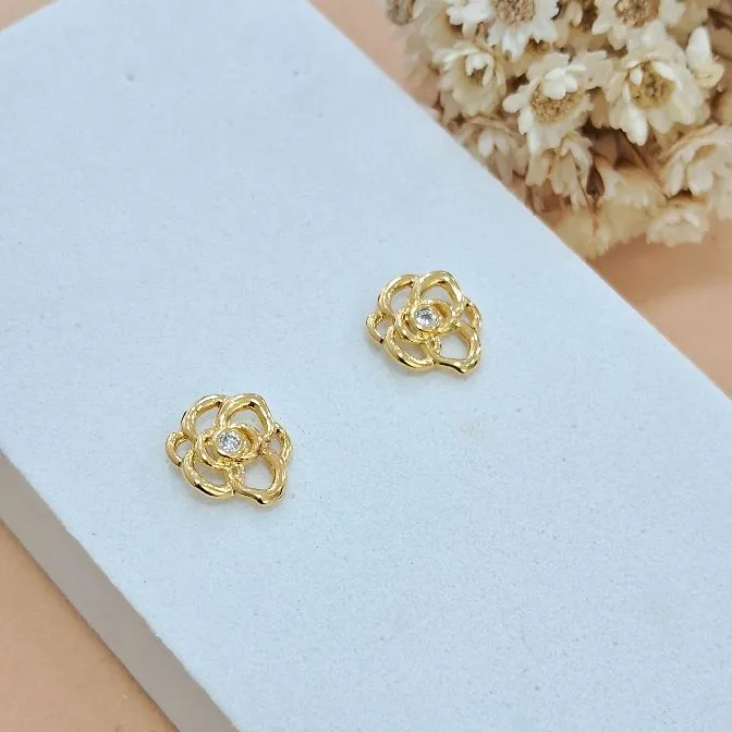 Brinco flor  vazada com zircônia no meio