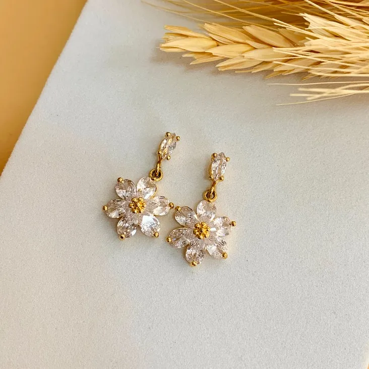 Brinco luxo flor 6 pétalas de zircônia
