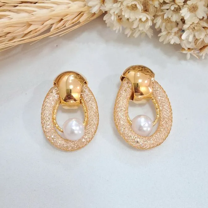 Brinco mulher elegante com perola