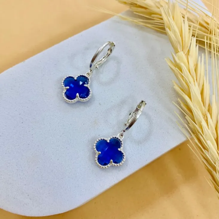 Brinco trevo VC azul prata