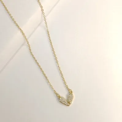 Colar com coração cravejado com detalhe 