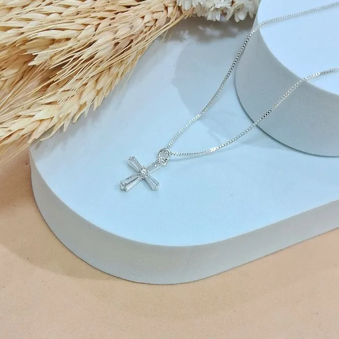 Colar cruz baguete com pontinho de luz - prata