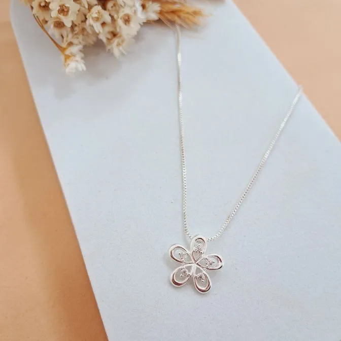 Colar flor 5 pétalas com zircônias prata