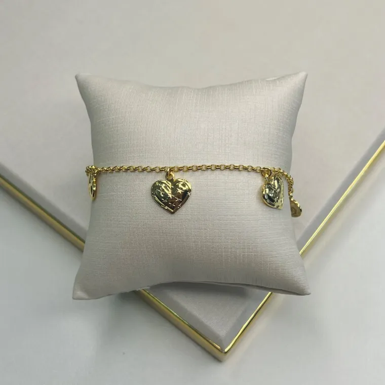 Pulseira com 5 corações diamantados