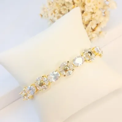 Pulseira com zircônias luxuosas 
