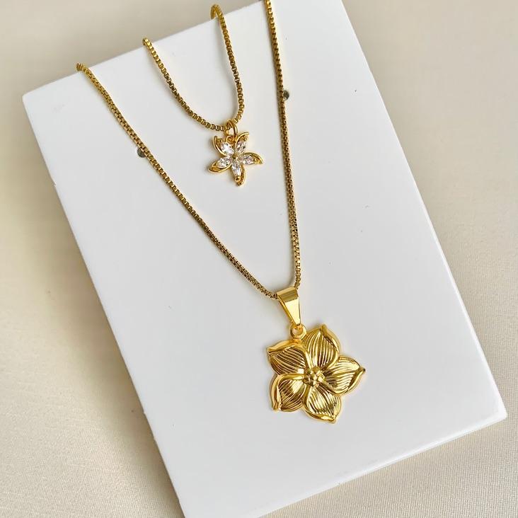 Colar flor de 5 pétalas lisa com flor pp cravejada