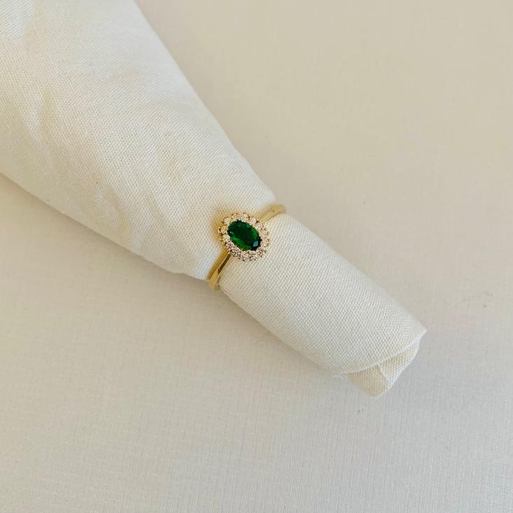 Anel pedra verde cravejdo em volta