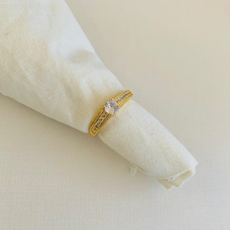 Anel solitario detalhes com zirconia laterais
