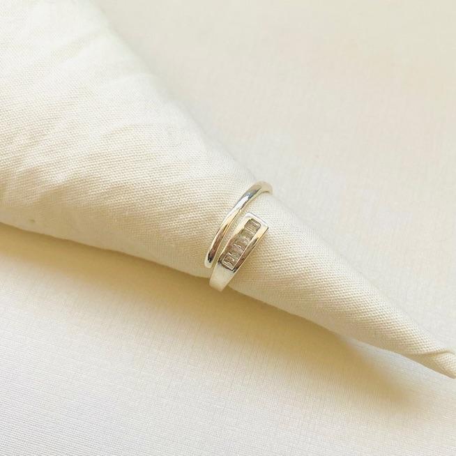 Anel zirconias baguete ajustavel prata