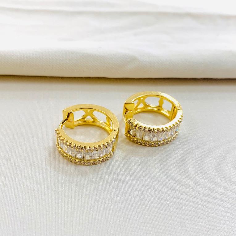 Argola cravejada com zirconia baguete