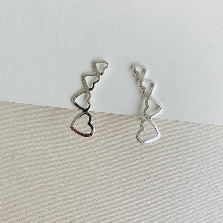 Brinco ear cuff corações