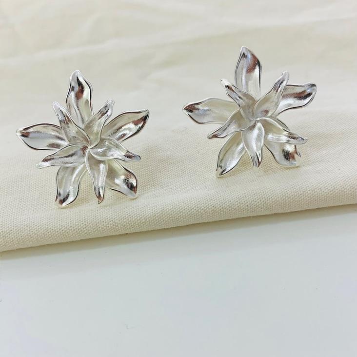 Brinco flor contemporânea prata