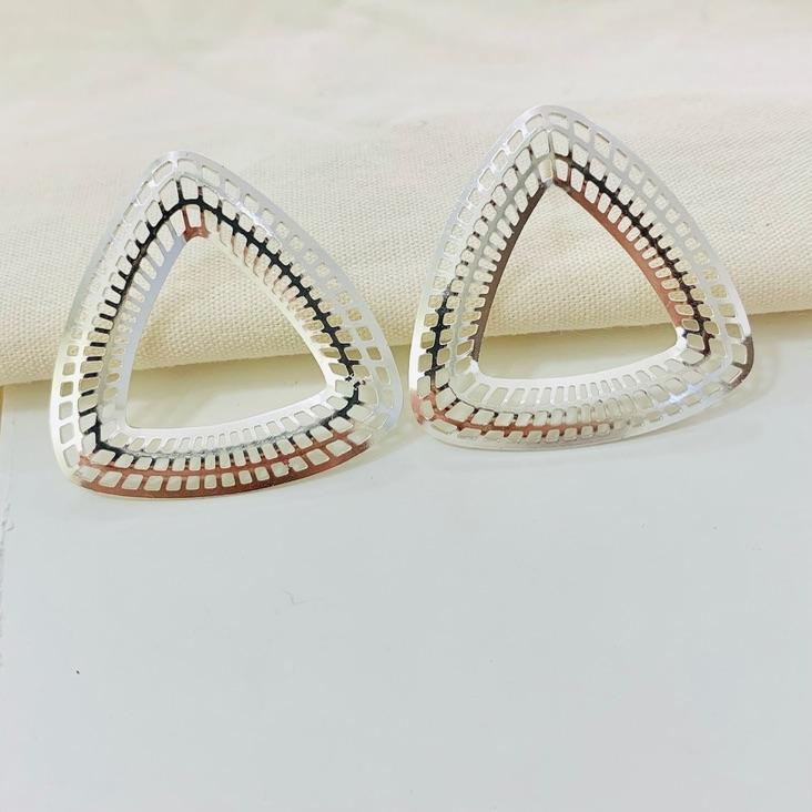 Brinco triangulo detalhes vazados prata