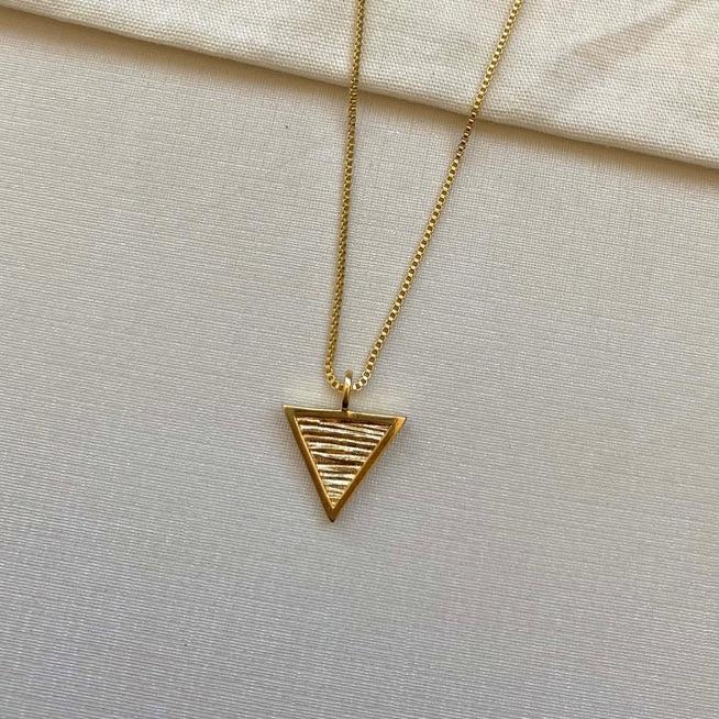 Colar triangulo escovado com linhas