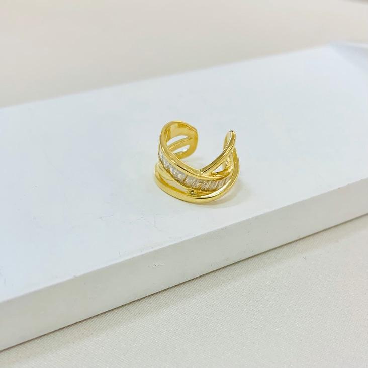 Piercing cruzado cravejado