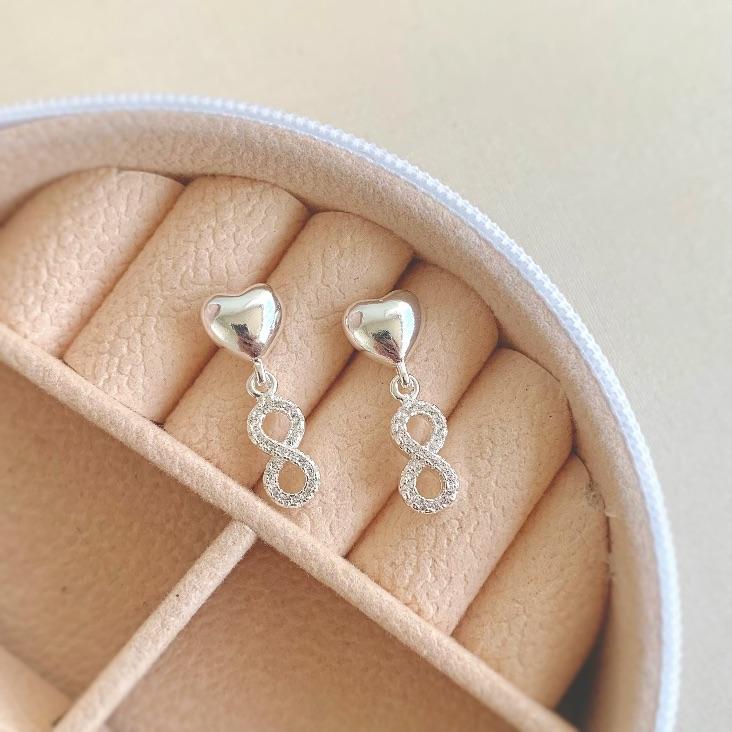 Brinco coração com infinito cravejado