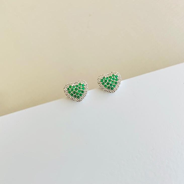 Brinco coração cravejado verde e cristais