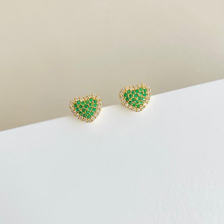 Brinco coração cravejado verde e cristais