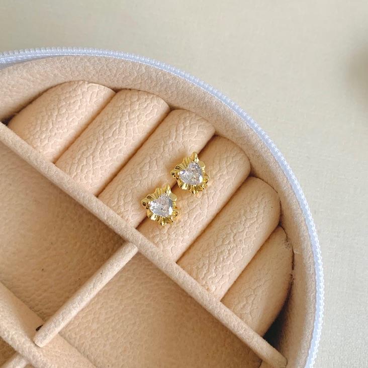 Brinco coração de zirconia liso em volta