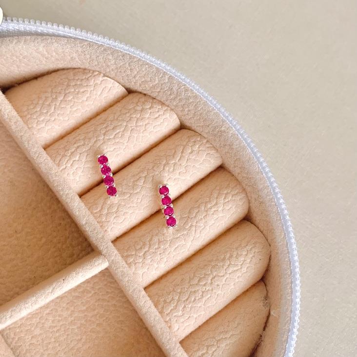 Brinco fio 4 zirconias rosa