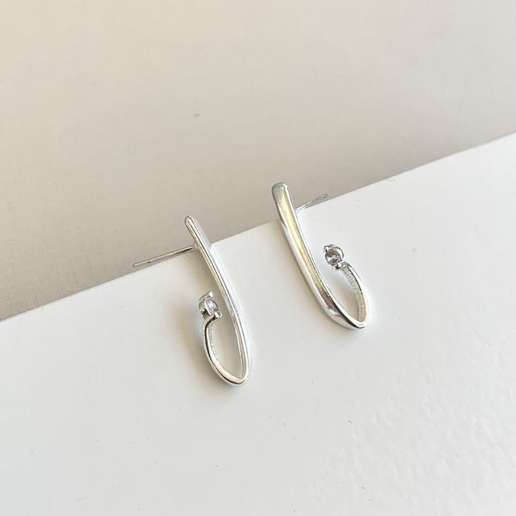 Brinco fio elegante com zirconia