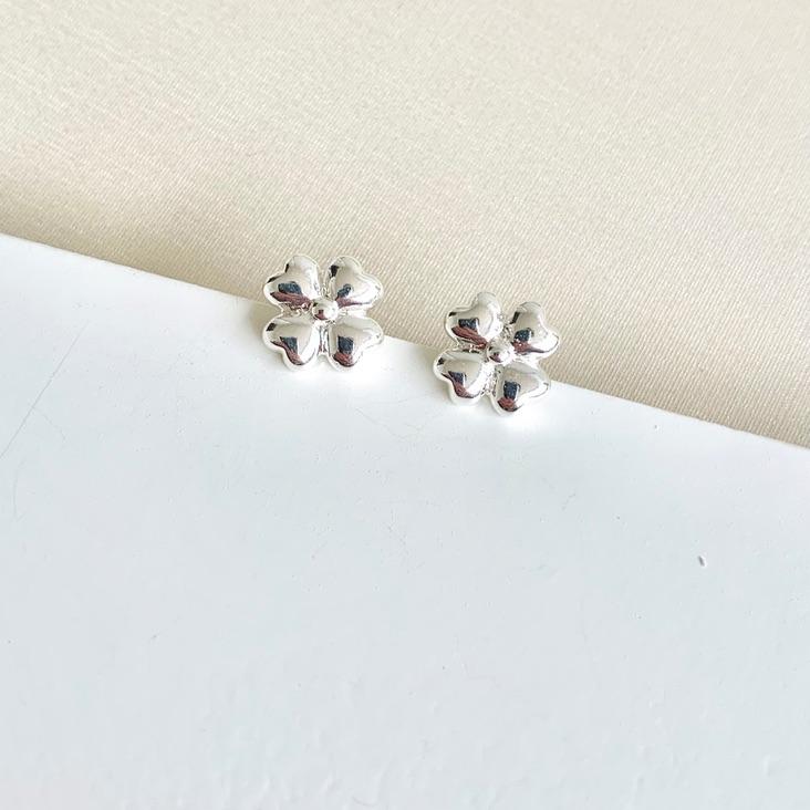 Brinco flor 4 folhas liso