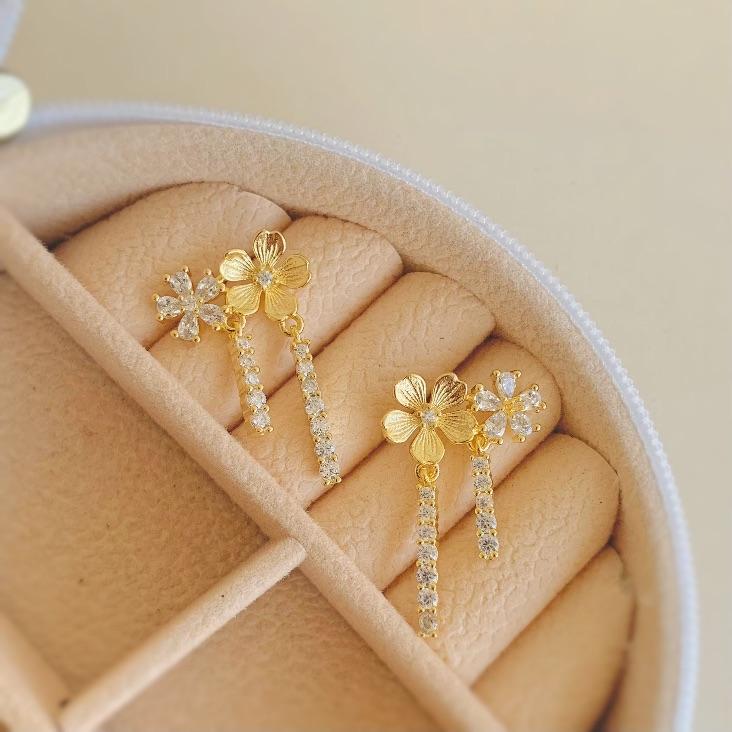 Brinco flor dupla com duas hastes cravejada