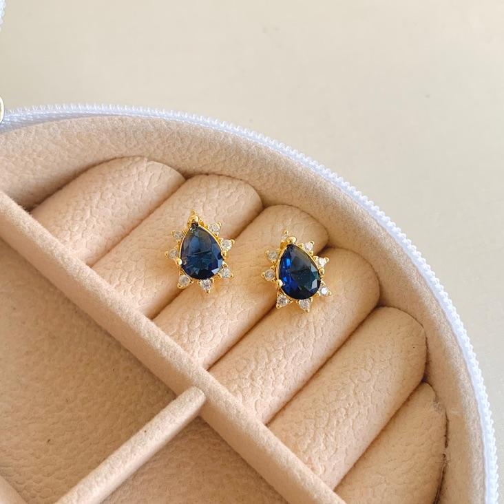 Brinco gota  com cravejado azul em volta