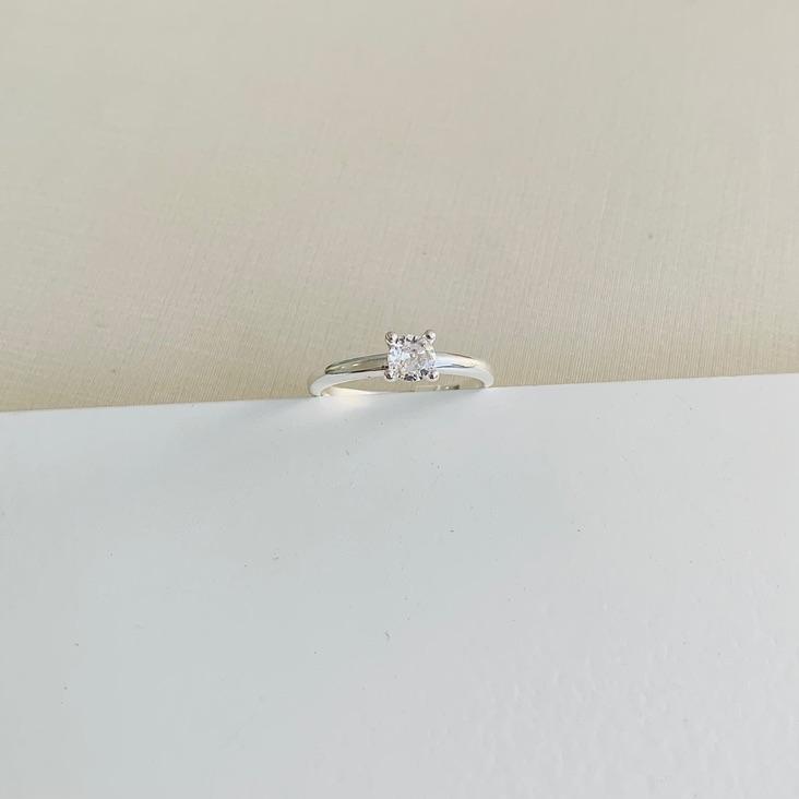 Anel solitário quatro garras