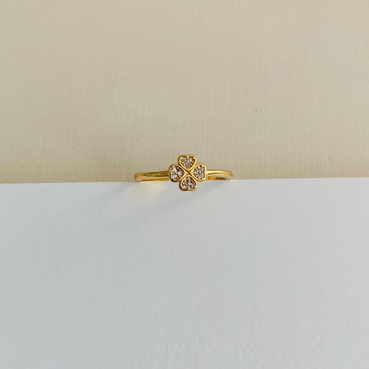 Anel trevo cravejado