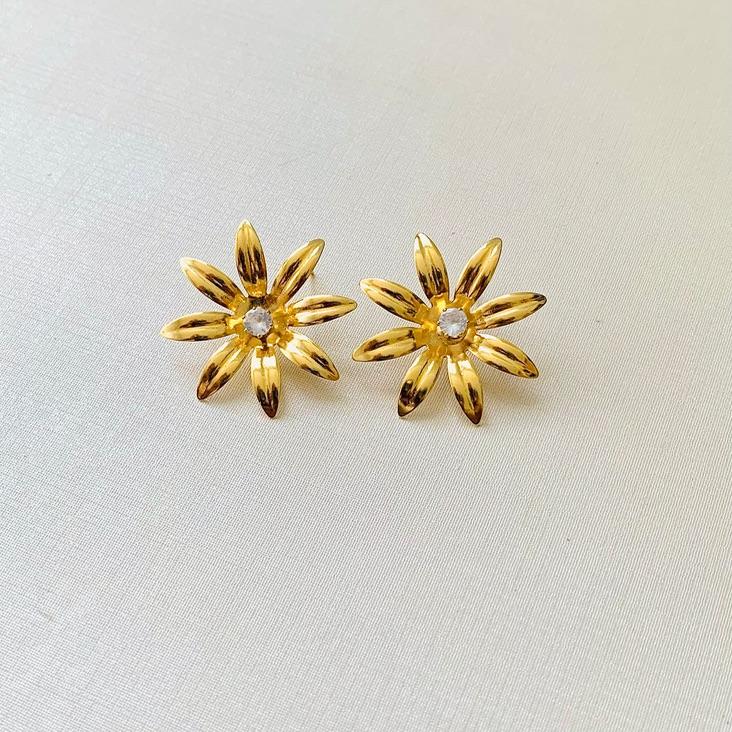 Brinco delicada flor com ponto de luz grande