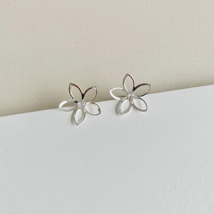 Brinco flor sofisticada vazada