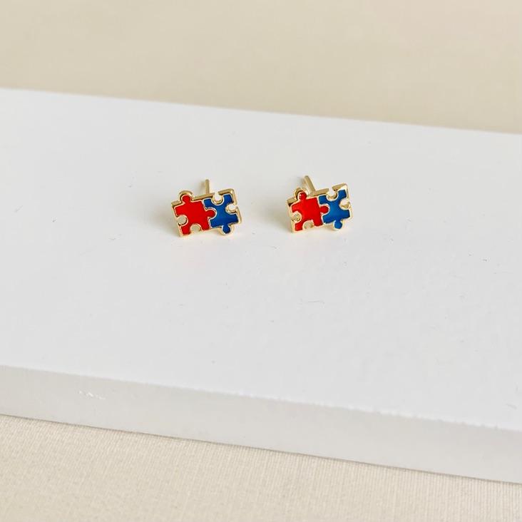 Brinco quebra-cabeça azul e vermelho