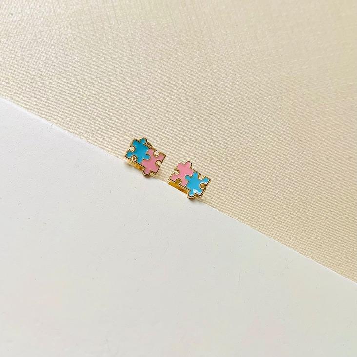 Brinco quebra-cabeça rosa e azul