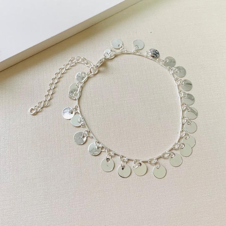 Pulseira com círculo pendurados