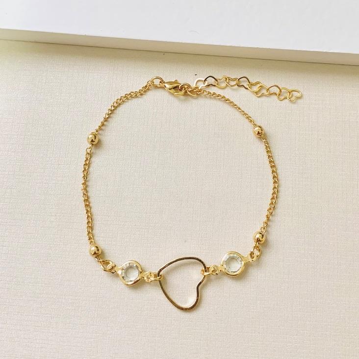 Pulseira com coração vazado e pontos de luz