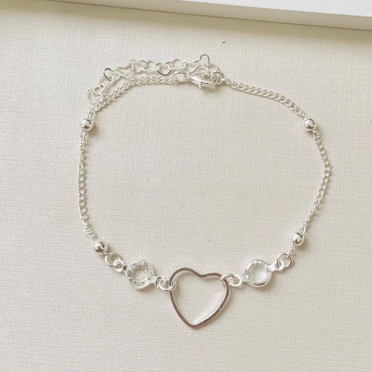 Pulseira com coração vazado e pontos de luz