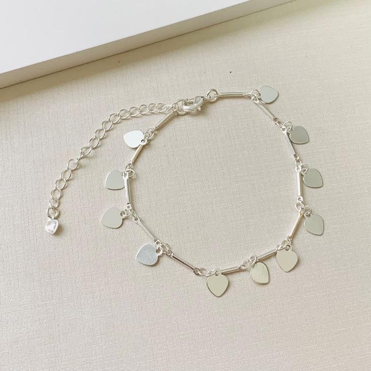 Pulseira com corações pendurados