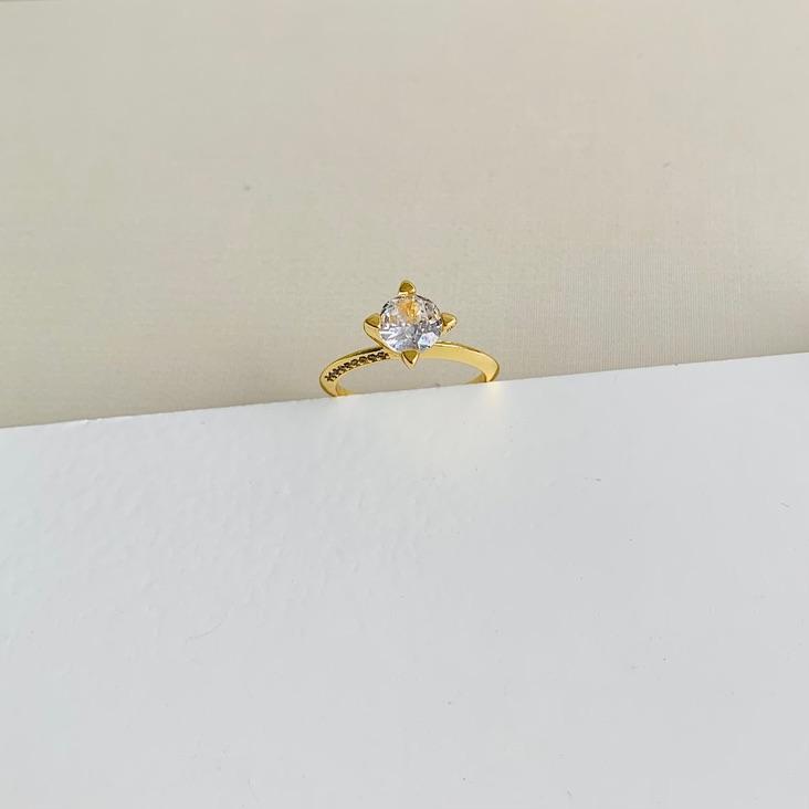 Anel solitario alto agarras cravejadas