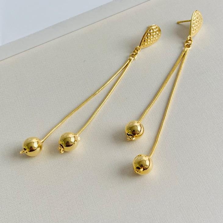 Brinco franja bolinha charme